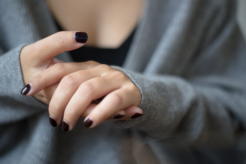 essie wicked nail polish daarboven